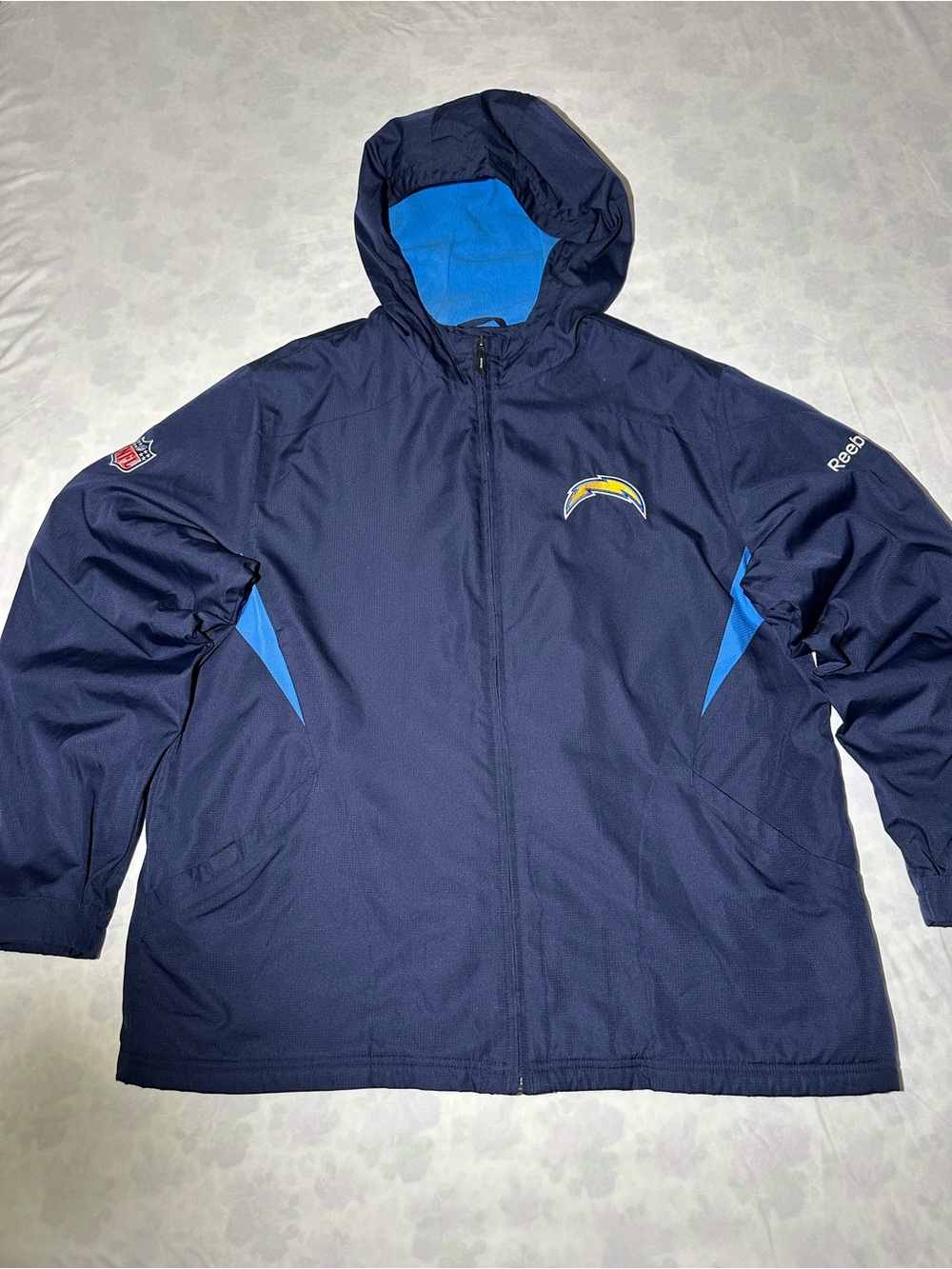 Vintage Reebok On-Field San Diego
Chargers Hooded Zip Fleece Jacket Men's
Large